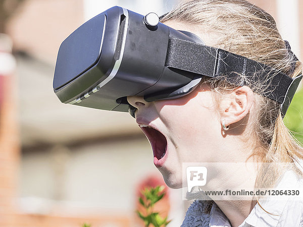 Mädchen erschrickt bei Erkundung der virtuellen Realität