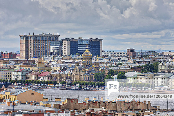 Stadtbild und russisch-orthodoxe Kirche Mariä Himmelfahrt an der Newa  Sankt Petersburg  Russland