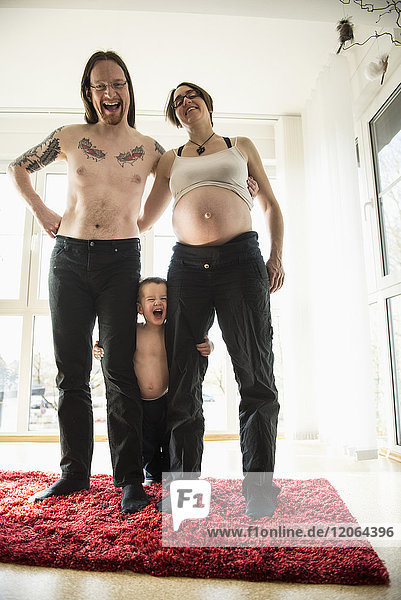 Porträt einer glücklichen Familie mit schwangerer Mutter