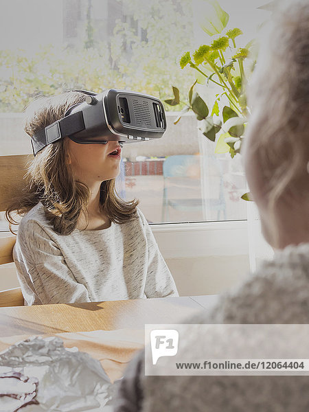Mädchen mit Virtual-Reality-Brille