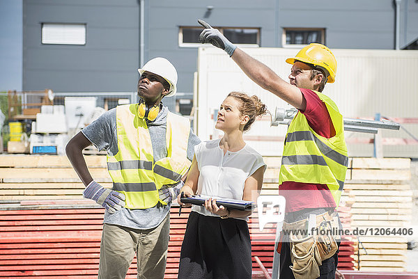 Architekt mit Bauarbeiter auf der Baustelle
