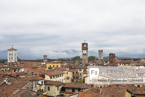 Blick auf Dächer und traditionelle Architektur in Lucca  Italien