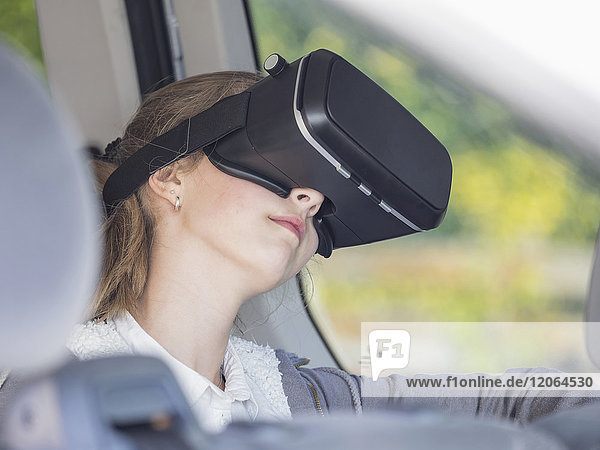 Mädchen benutzt Virtual-Reality-Headset im Auto