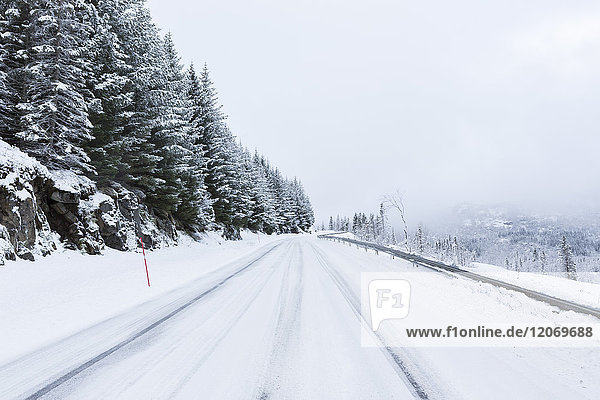 Eine schneebedeckte Straße in Norwegen