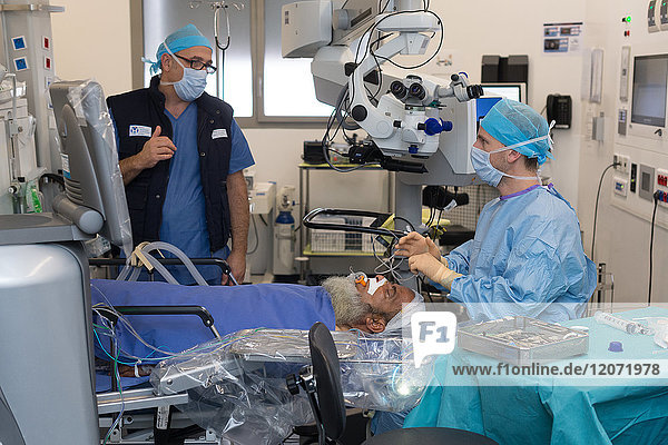 Reportage aus der Augenabteilung des Krankenhauses Pasteur 2  Nizza  Frankreich. Im Operationssaal  Behandlung einer Netzhautablösung durch Vitrektomie. Das Ende des Eingriffs.