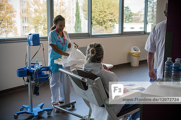 Reportage in der ambulanten Chirurgie im Centre Léon Bérard  Lyon  Frankreich. Nach der Operation im Aufwachraum werden den Patienten ihre Sachen ausgehändigt.