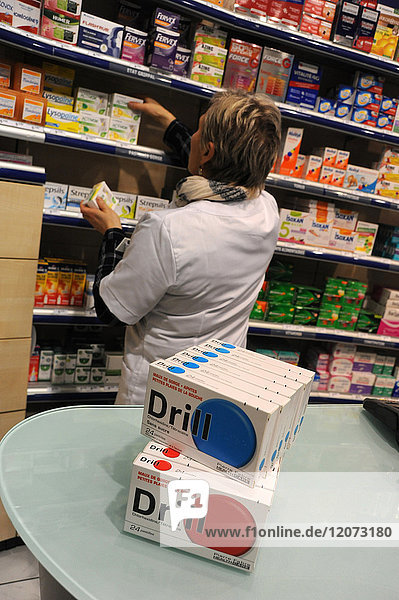 Reportage in einer Apotheke in Auxi-le-Château  Frankreich. Regal mit Medikamenten  die nicht rezeptpflichtig sind.