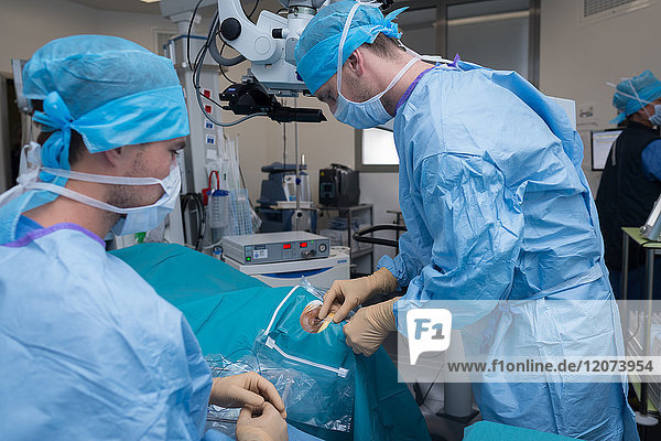 Reportage aus der Augenabteilung des Krankenhauses Pasteur 2  Nizza  Frankreich. Im Operationssaal  Behandlung einer Netzhautablösung durch Vitrektomie. Der Arzt bereitet das Operationsfeld vor