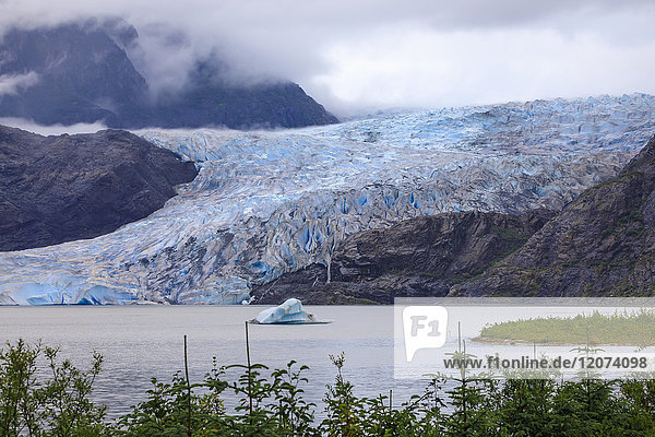 Mendenhall Gletscher und See  mit Eisberg  leuchtend blauem Eis  Wald und Nebel  vom Besucherzentrum  Juneau  Alaska  Vereinigte Staaten von Amerika  Nordamerika