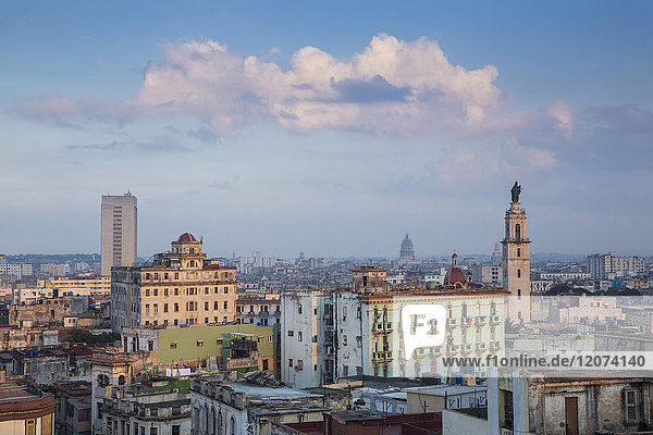 Blick auf Havanna in Richtung Iglesia y Convento de Nuestra Senora del Carmen  Havanna  Kuba  Westindien  Karibik  Mittelamerika