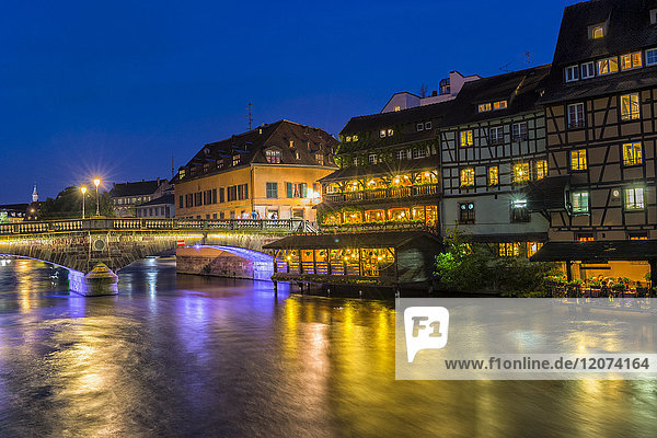 Ill-Kanal bei Nacht  Straßburg  Elsass  Departement Bas-Rhin  Frankreich  Europa