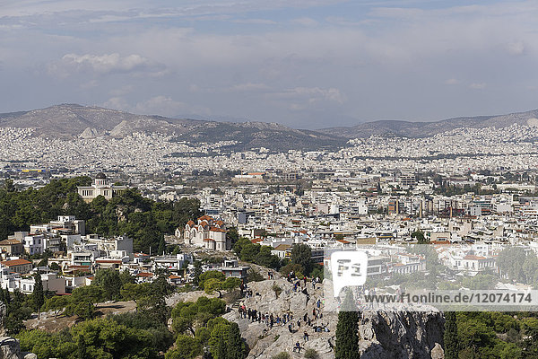 Areopag-Hügel (Mars-Hügel)  Antiker Oberster Gerichtshof  Blick vom Akropolis-Hügel  Athen  Griechenland  Europa