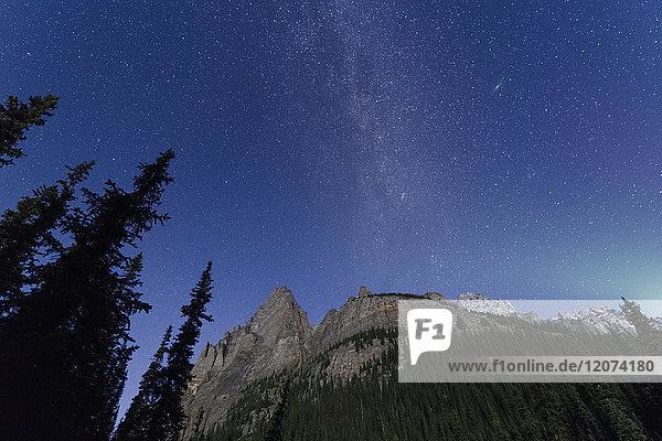 Die Milchstraße geht über den kanadischen Rockies im Yoho-Nationalpark auf  mit Mondlicht auf dem Berg und Aurora am Horizont  UNESCO-Welterbe  kanadische Rockies  Alberta  Kanada  Nordamerika