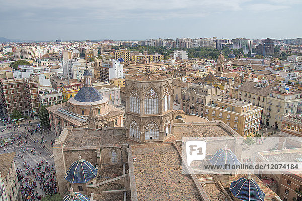 Blick auf das Dach des Diözesanmuseums der Kathedrale von Valencia von der Kathedrale von Valencia aus  Valencia  Spanien  Europa
