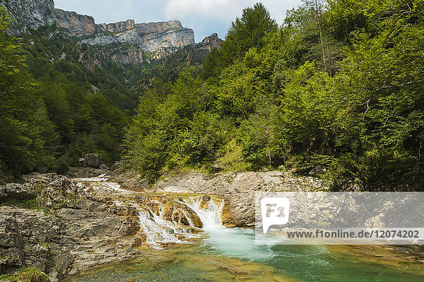 Wasserfall am Fluss Rio Bellos in der Kalksteinschlucht von Anisclo  Nationalpark Ordesa  Anisclo  Pyrenäen  Aragonien  Spanien  Europa