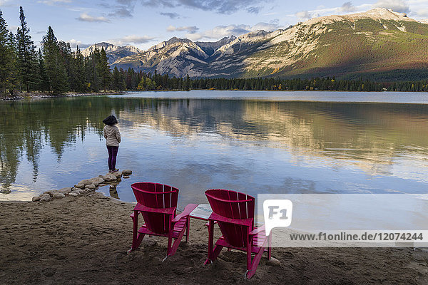 Touristen und rote Stühle am Edith-See  Jasper-Nationalpark  UNESCO-Welterbe  Kanadische Rocky Mountains  Alberta  Kanada  Nordamerika