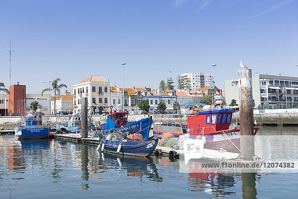 Fischerbootkai in der Hafenstadt Setubal  Portugal  Europa
