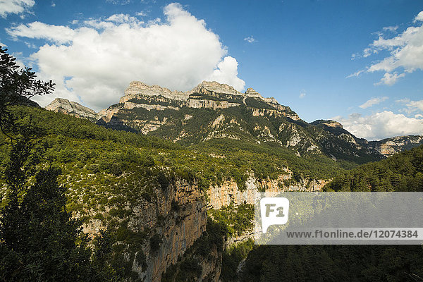 Kalksteinmassiv Sestrales und Anisclo-Schlucht  beliebt zum Wandern  Ordesa-Nationalpark  Pyrenäen  Aragonien  Spanien  Europa