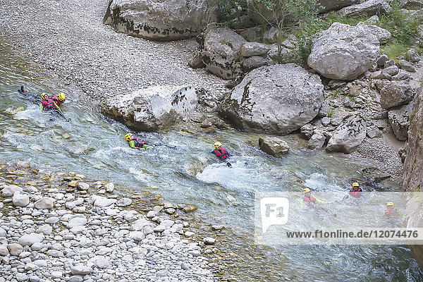 Menschen beim Canyoning in den Gorges du Verdon  Provence-Alpes-Cote d'Azur  Provence  Frankreich  Europa