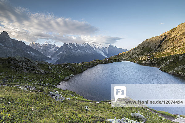 Sonnenaufgang auf den schneebedeckten Gipfeln des Mont-Blanc-Massivs vom Lacs De Cheserys aus gesehen  Chamonix  Haute Savoie  Französische Alpen  Frankreich  Europa