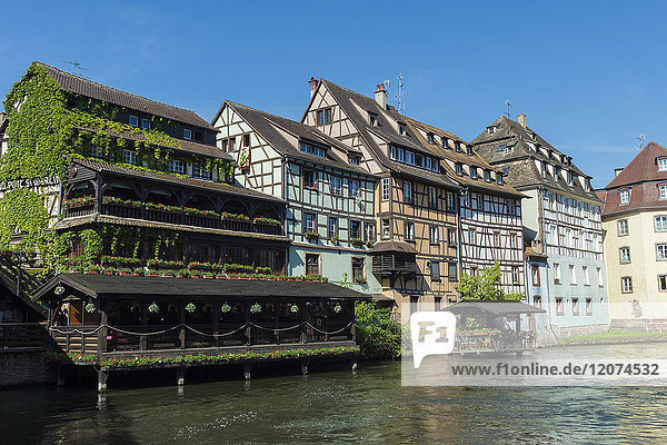 Fachwerkhäuser am Quai de la Petite France  Ill-Kanal  UNESCO-Welterbe  Straßburg  Elsass  Departement Bas-Rhin  Frankreich  Europa