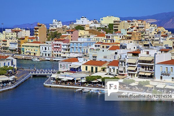 Hafen von Agios Nikolaos aus einem erhöhten Blickwinkel  Agios Nikolaos  Kreta  Griechische Inseln  Griechenland  Europa