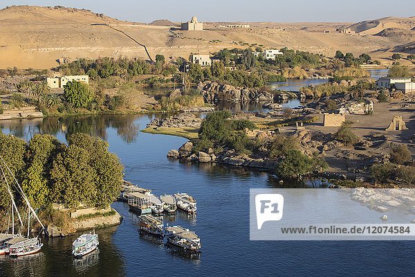 Blick auf den Nil und das Mausoleum von Aga Khan am Westufer,  Assuan,  Oberägypten,  Ägypten,  Nordafrika,  Afrika