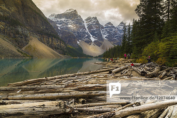 Stürmisches Wetter und Besucher auf Erkundungstour am Moraine Lake  Banff National Park  UNESCO-Welterbe  Kanadische Rockies  Alberta  Kanada  Nordamerika