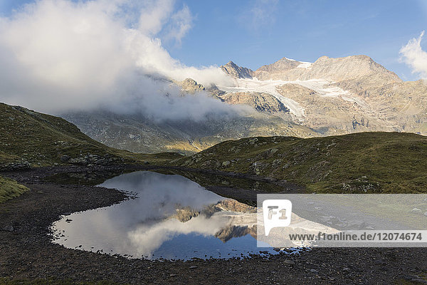 Piz Arlas  Cambrena  Caral spiegelt sich im Wasser  Bernina Pass  Poschiavo Tal  Engadin  Kanton Graubünden  Schweiz  Europa