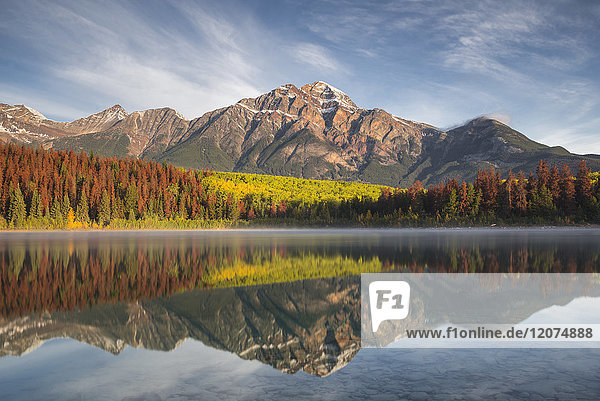 Pyramid Mountain spiegelt sich im Patricia Lake im Herbst  Jasper National Park  UNESCO Weltkulturerbe  Kanadische Rockies  Alberta  Kanada  Nordamerika