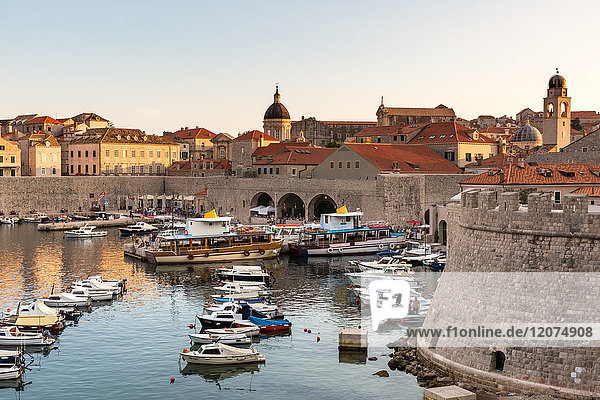 Boote im Hafen von Dubrovnik bei Sonnenuntergang  UNESCO-Weltkulturerbe  Dubrovnik  Kroatien  Europa