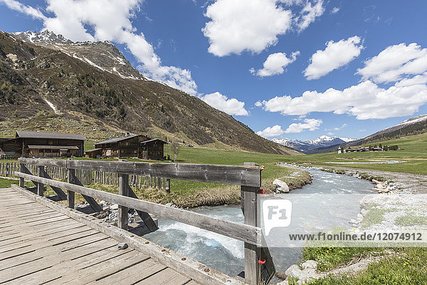 Holzbrücke über den Alpenfluss  der das Dorf Davos umgibt  Sertigtal  Kanton Graubünden  Schweiz  Europa