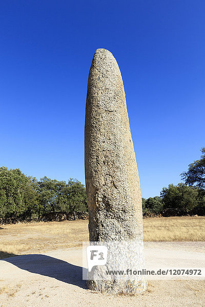 Der 7 Meter hohe Menhir von Meada  der größte megalithische Stein auf der Iberischen Halbinsel  Alentejo  Portugal  Europa