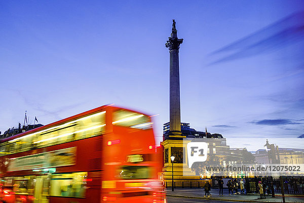 Roter Bus  der Nelsons Säule am Trafalgar Square passiert  London  England  Vereinigtes Königreich  Europa