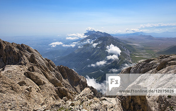 Panorama vom Gipfel des Corno Grande  Nationalpark Gran Sasso e Monti della Laga  Abruzzen  Italien  Europa