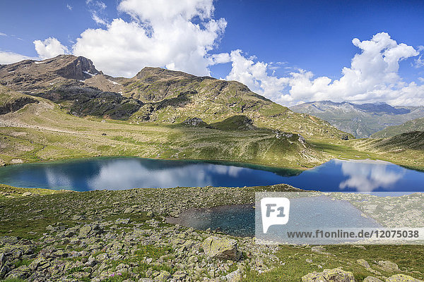 Blaues Wasser des Alpensees  Leg Grevasalvas  Julierpass  Maloja  Engadin  Kanton Graubünden  Schweizer Alpen  Schweiz  Europa