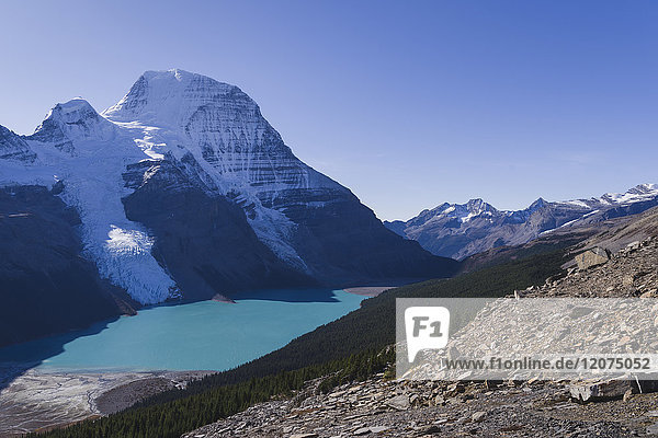 Der höchste Gipfel der kanadischen Rockies  Mount Robson  und der Berg Lake vom Mumm Basin Trail aus gesehen  UNESCO-Weltkulturerbe  kanadische Rockies  British Columbia  Kanada  Nordamerika