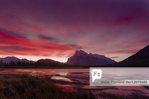 Vor Sonnenaufgang  Vermillion Lake  Banff National Park  UNESCO-Weltkulturerbe  Kanadische Rockies  Alberta  Kanada  Nordamerika