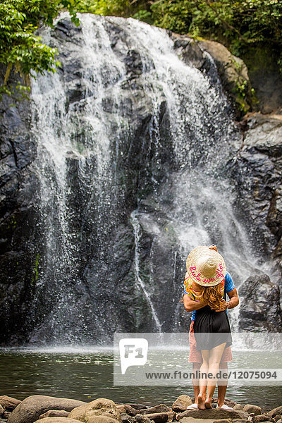 Pärchen vor dem Wasserfall in Savu Savu  Fidschi  Südpazifik  Pazifik