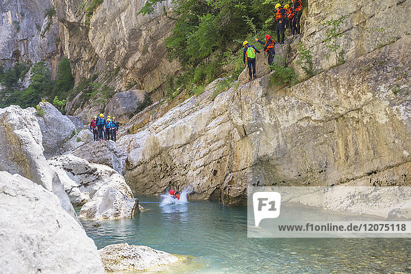 Menschen beim Canyoning in den Gorges du Verdon  Provence-Alpes-Cote d'Azur  Provence  Frankreich  Europa