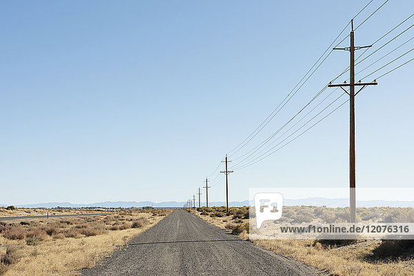 USA  Nevada  Highway 50  Strommasten neben der Straße