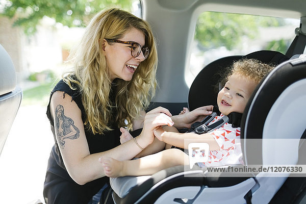 Mutter und Tochter (12-17 Monate) im Auto