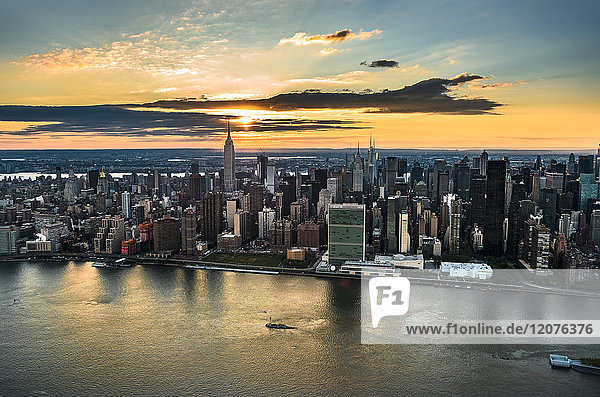 USA  New York  New York City  Stadt bei Sonnenuntergang