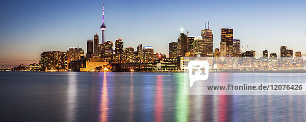 Kanada  Ontario  Toronto  Stadt  die sich im Wasser spiegelt