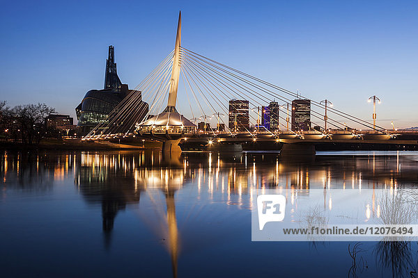 Kanada  Manitoba  Winnipeg  Roter Fluss spiegelt Esplanade Riel Bridge