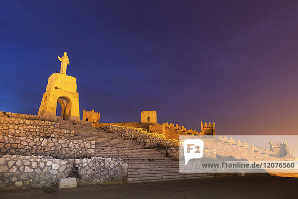 Spanien  Andalusien  Almeria  Statue des Heiligsten Herzens Jesu in der Abenddämmerung