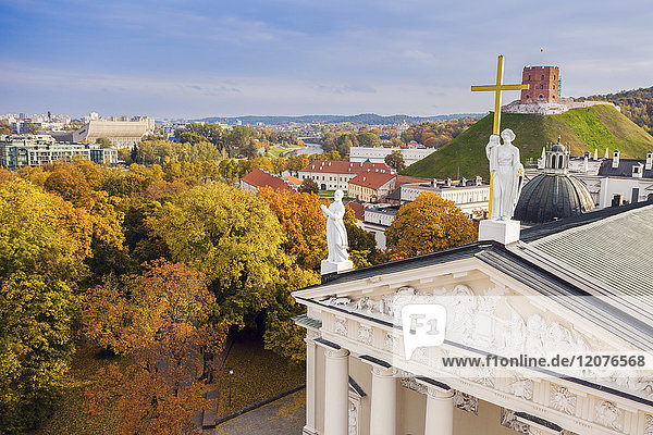 Litauen  Vilnius  Vilnius Kathedrale Dach mit Stadtbild im Hintergrund