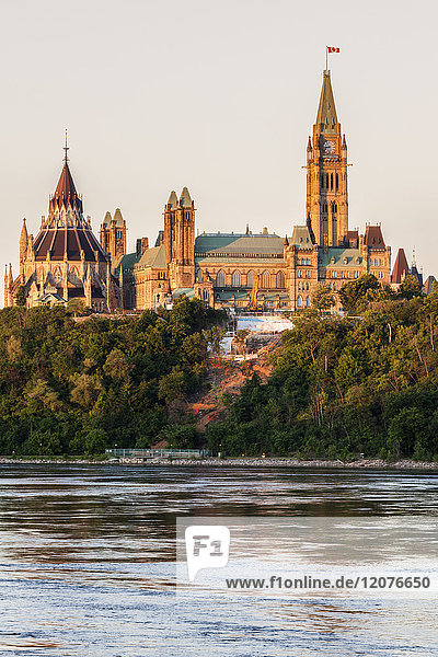 Kanada  Ontario  Ottawa  Parlamentshügel am Ottawa-Fluss