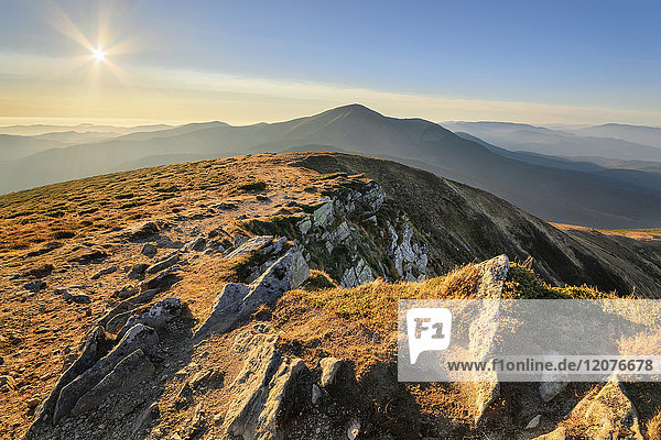 Ukraine  Gebiet Zakarpattia  Karpaten  Chornohora  Berg Petros  Blauer Himmel über dem Berg Hoverla