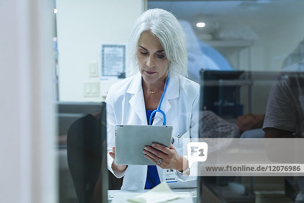 Arzt mit digitalem Tablet
